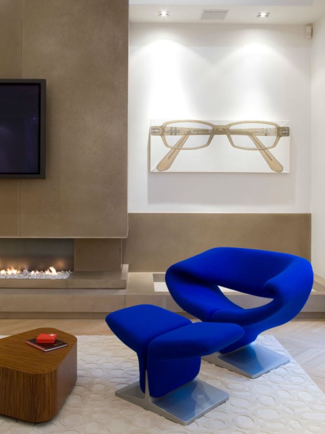 Ярко-синие пуфы в бежевом интерьер современной гостиной