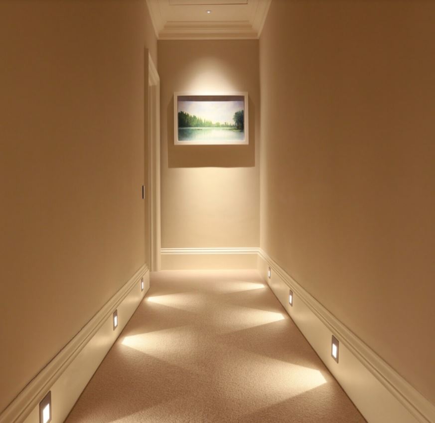 Акцентная подсветка в коридоре