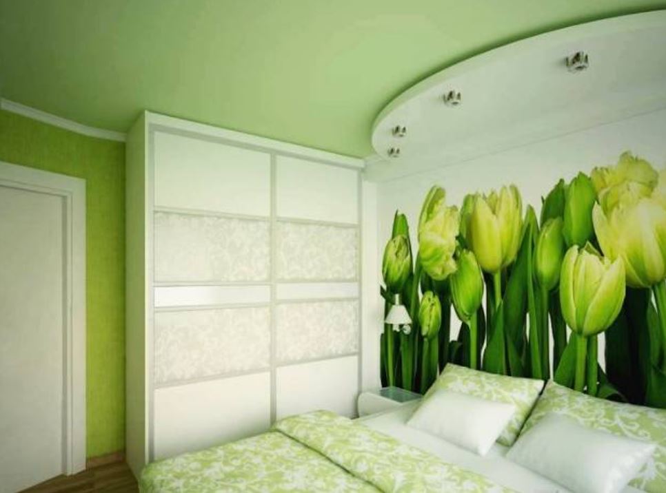 Зеленые стены и потолок в спальне