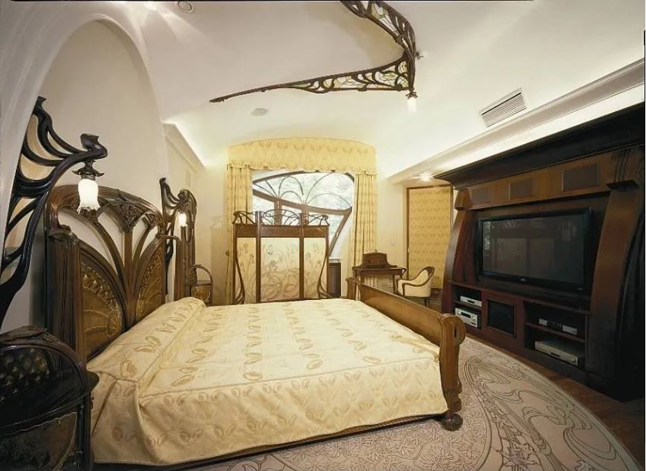 Роскошная резная кровать в стиле модерн