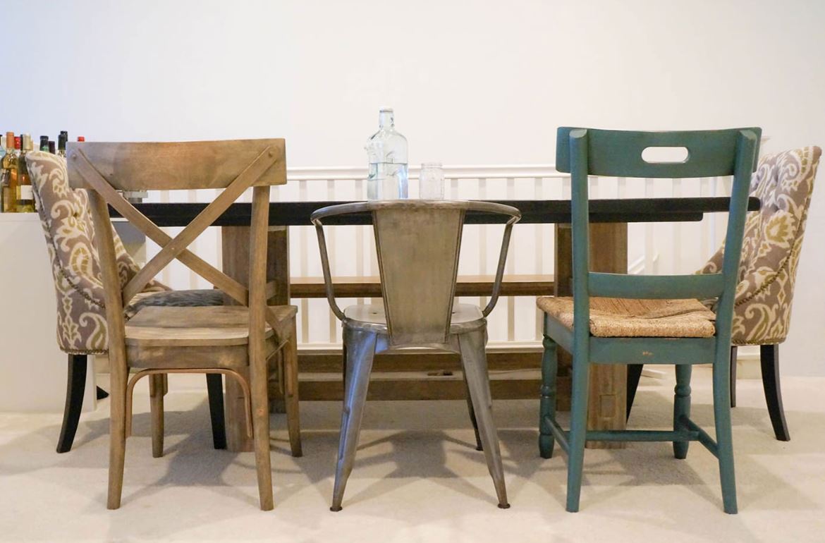 деревянные стулья в интерьере кухни