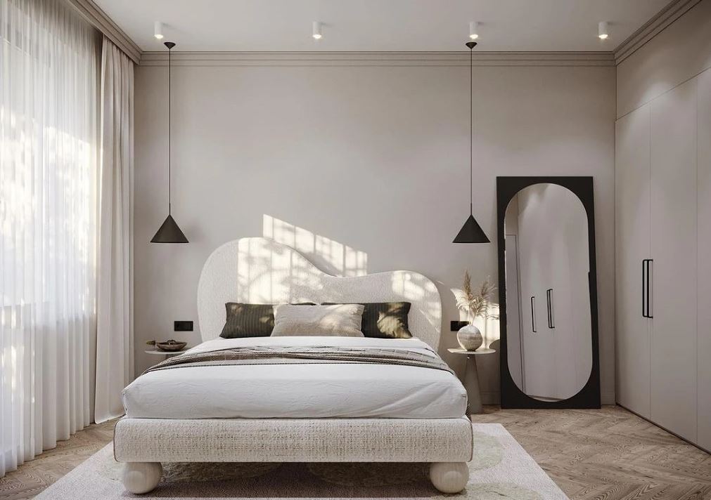 Оригинальный дизайн кровати привлекает внимание в спальне