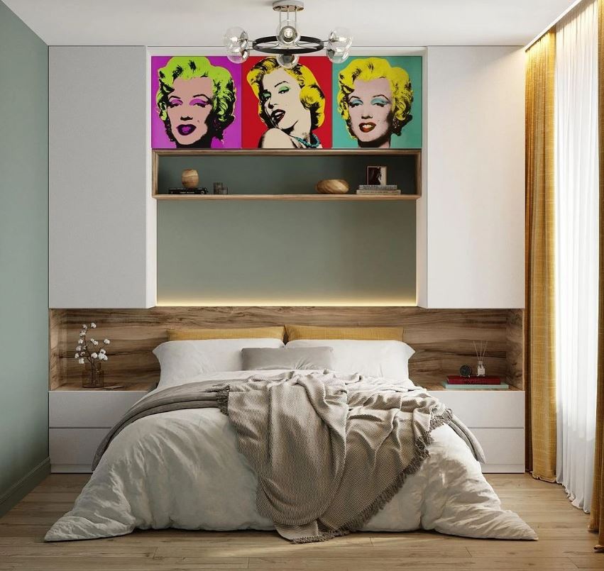 Постеры в стиле поп-арт оживляют нейтральную палитру современной спальни