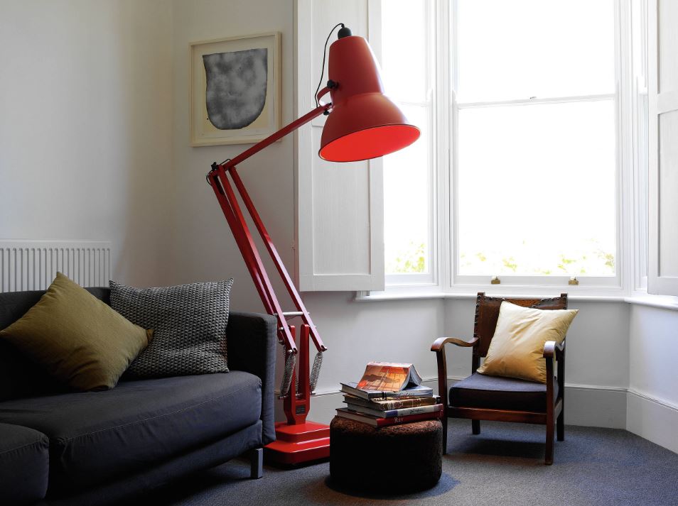 Красный торшер в виде огромной настольной лампы в гостиной