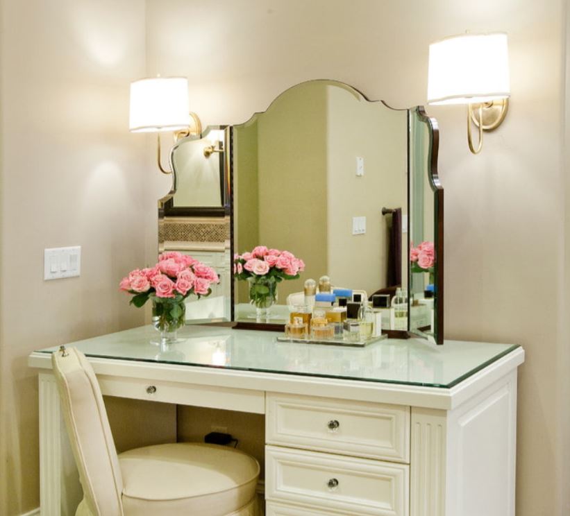 Туалетный столик с зеркалом и подсветкой в спальню в интерьере фото