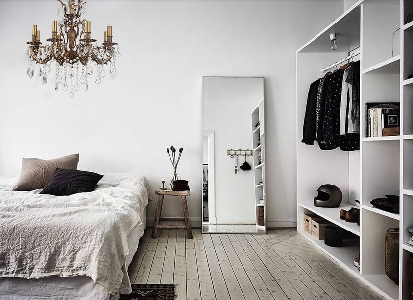 Спальня в скандинавском стиле с напольным зеркалом