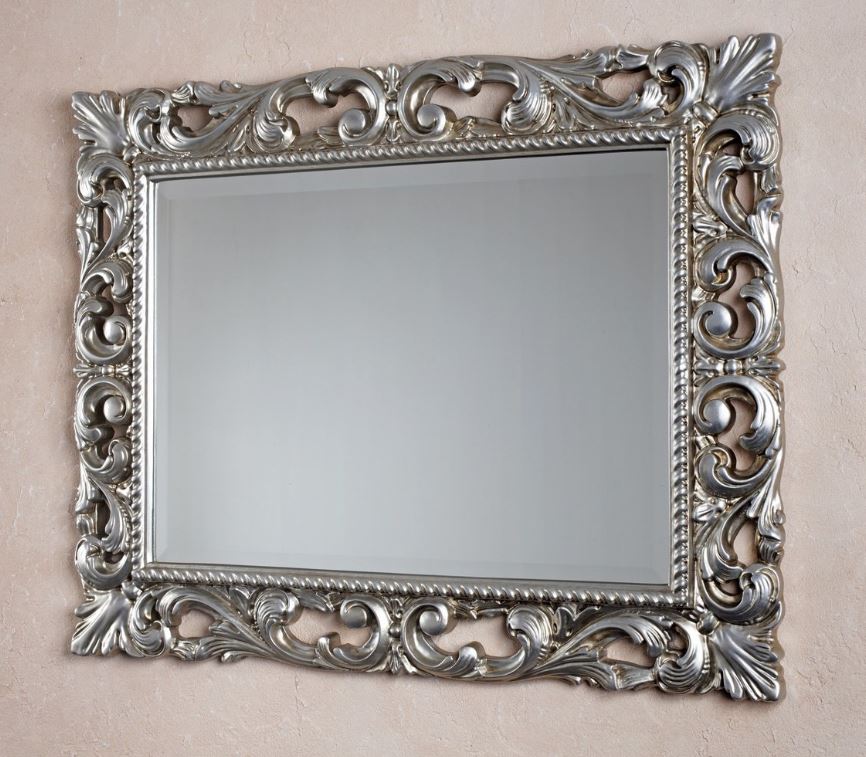 Настенное зеркало в серебристой раме