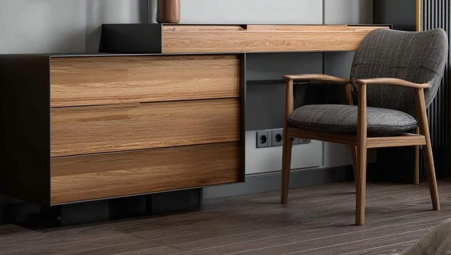 На фотографии рабочий кабинет с использованием корпусной мебели 